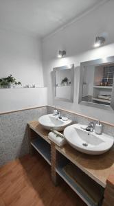 蒙特哈克Las Lajas, Casa Rural的浴室设有2个水槽和2面镜子