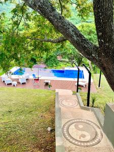 萨尔塔Casa Quincho ROMA的一个带桌椅和树的游泳池