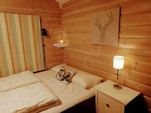 弗罗达尔100m lift, 2 min swim - Large family cabin的小木屋内的小型客房 - 带一张床