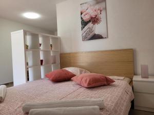 沃希Apartmani FILTEA的一间卧室配有一张带两个枕头的床
