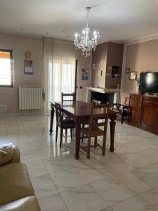 Pratola PelignaCasa Di Marzio的用餐室以及带桌椅的起居室。