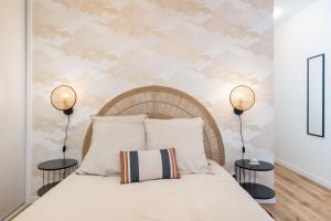里昂Les Cocons Montchat的一间卧室配有一张带迷彩壁纸的床