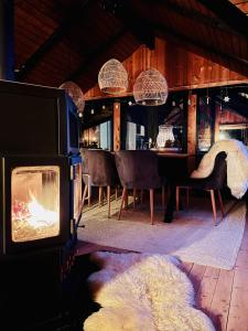 阿彭策尔Chalet - Kleines Paradies -的客房设有壁炉和桌椅。
