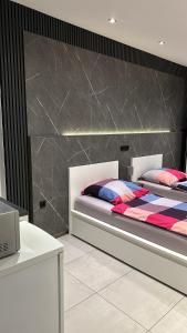 科隆FEWO Cologne, Airport, City的一间带两张床铺的卧室,位于带桌子的房间