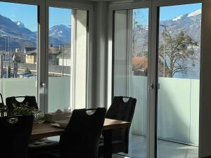 安特特泽Ferienwohnung in Unterterzen am schöne Walensee的山景用餐室(带桌子)