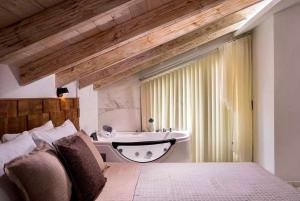 波托什Lena Apartments Potos的卧室配有1张床、浴缸和水槽。