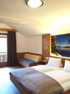 格明德Hotel Restaurant Platzer的酒店客房设有两张床和窗户。