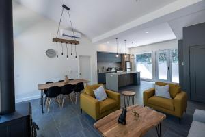 蒙特贝罗Parc Omega的厨房以及带黄色椅子和桌子的客厅