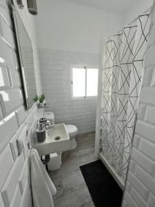 贝赫尔-德拉弗龙特拉Casa Patio Paraíso的白色的浴室设有水槽和卫生间。