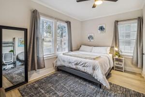 萨凡纳5 Min Drive to Downtown! Modern 3BR in Savannah!的一间卧室配有一张大床和镜子