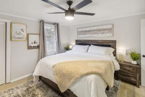 萨凡纳5 Min Drive to Downtown! Modern 3BR in Savannah!的一间卧室配有一张床和吊扇