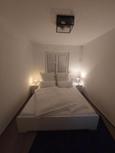 科隆Modern apartment cologne的配有两盏灯的房间的一张白色床