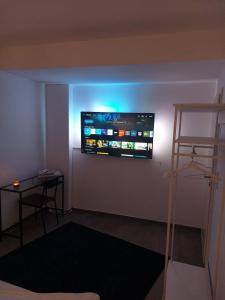 科隆Modern apartment cologne的墙上配有平面电视的房间