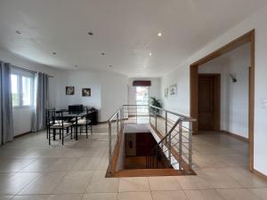 蓬塔德尔加达Villarelva的客厅设有楼梯和桌子