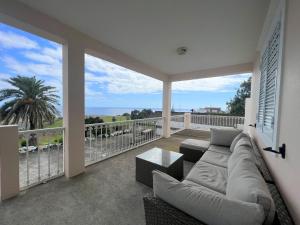 蓬塔德尔加达Villarelva的带沙发的客厅和阳台
