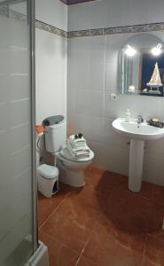 马佐Espuma de Sal的一间带卫生间和水槽的浴室