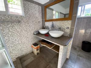 普拉兰Passage du Soleil的浴室设有2个水槽和镜子