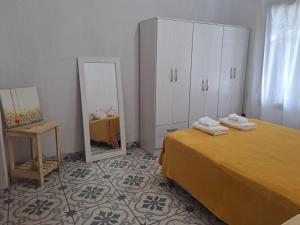 卢汉德库约Rincón Verde Chacras de Coria的一间卧室配有一张大床和镜子