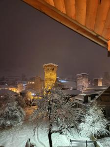 梅斯蒂亚Sanli的雪覆盖的城市景色