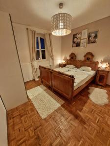 格拉茨Wohnen im Grünen的一间卧室配有一张木床和吊灯。