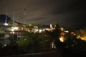 小米内拉尔EL CAPIRO的夜晚带灯光的城市景观