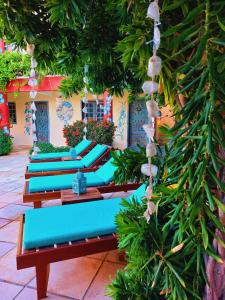 卡诺格布拉达Hotel de Charme Castelinho的坐在庭院里的一排蓝色长椅