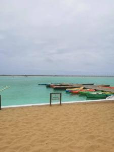 拉塞雷纳Hermoso depto en Laguna del mar的海滩上的标志,在水中划船