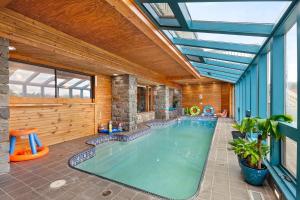 东斯特劳兹堡18 bd w Indoor Pool Hottub & Sauna - Mystery Room的一座带室内游泳池的别墅内的游泳池