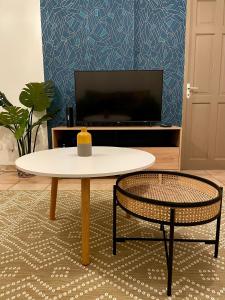 法兰西堡Le Toucan Tropical, F2 bis emplacement central的客厅配有咖啡桌和椅子