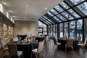 多瓦尔蒙特利尔机场喜来登酒店的用餐室设有桌椅和窗户。