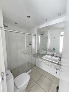 贝洛奥里藏特Flat Pampulha orla prox Mineirão的白色的浴室设有卫生间和水槽。