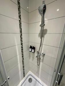 梅斯LeCathedrale : F2 au cœur de Metz !的带淋浴喷头的浴室