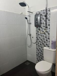汝来Nilai Bronizam Homestay的带淋浴、卫生间和淋浴头的浴室