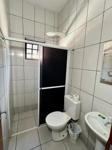 大瓦尔泽亚Kitnet Realeza的一间带卫生间和水槽的浴室