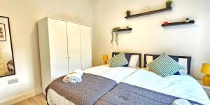 伦敦Stratford City - Luxe house with garden的一间卧室配有一张带蓝色枕头的大床