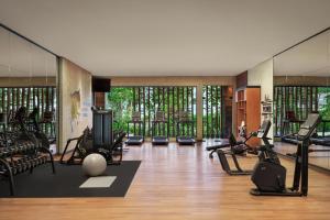 拉古洼Four Points by Sheraton Bintan, Lagoi Bay的健身房设有数台跑步机和健身器材