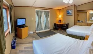 贾斯珀森瓦普塔瀑布落基山旅舍的酒店客房设有两张床和电视。