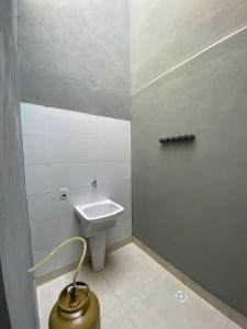 莫科卡Vaz Lobo Kitnets的一间带卫生间和水槽的浴室