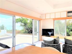 IeIe shima-MONKEY - Vacation STAY 48431v的客厅配有桌椅和电视。