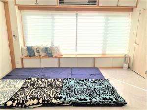 IeIe shima-MONKEY - Vacation STAY 48431v的一张位于带大窗户的房间内的床铺