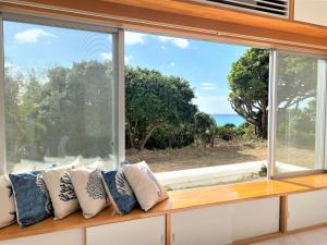 IeIe shima-MONKEY - Vacation STAY 48431v的靠窗的座位,配有枕头,享有海景