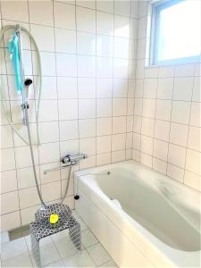 IeIe shima-MONKEY - Vacation STAY 48431v的白色的浴室设有浴缸和淋浴。