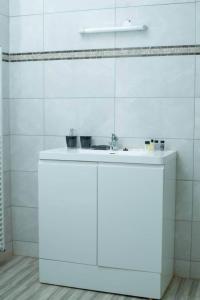 利隆圭Crystal Apartments Area 43的白色的浴室设有水槽和镜子