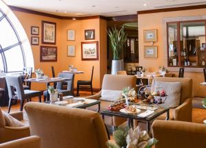 阿德莱德阿德莱德洲际酒店的一间带沙发和桌椅的餐厅