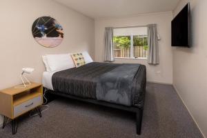 奥阿库尼奥阿库尼前10名假日公园酒店的一间卧室设有一张大床和一个窗户。