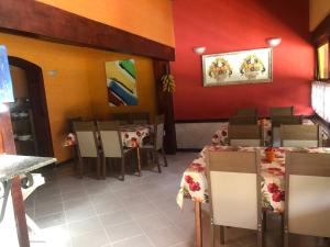 伊泰帕瓦VILLA MIA DUO的一间带桌椅和红色墙壁的餐厅