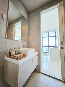 哥打京那巴鲁Sunset Seaview Studio Apartment at Kota Kinabalu City Centre的一间带水槽和镜子的浴室