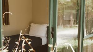玛拉豪The Barn Cabins & Camp的一间卧室设有一张床和一个窗口