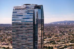 洛杉矶洛杉矶活力洛城丽思卡尔顿酒店的一座高耸的摩天大楼的形象