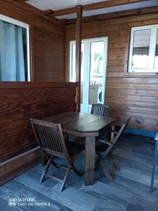 Anse-BertrandLe Domharry的小屋门廊上的木桌和椅子